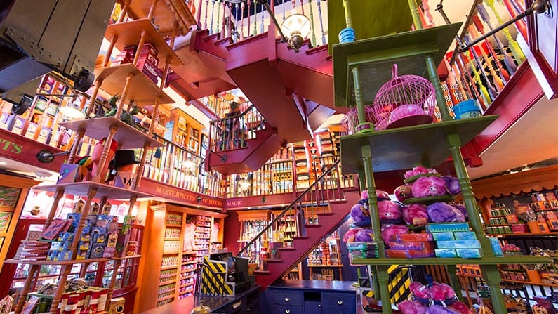 This image has an empty alt attribute; its file name is universal-weasleys-wizard-wheezes-shop-interior-c-00.jpg